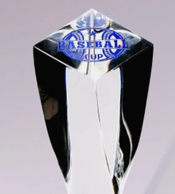 Statuetka Baseball Cup została wykonana ze szkła i wyróżnia się unikalnym kształtem - detal