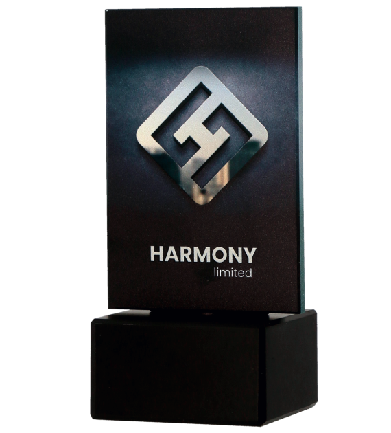 Statuetka Harmony Limited została wykonana z grubej tafli szkła, na której umieszczono kolorowy nadruk UV - bok