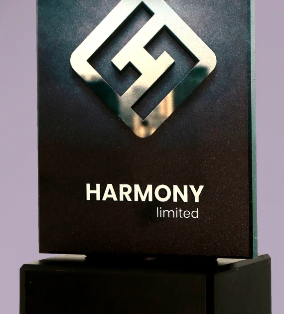 Statuetka Harmony Limited została wykonana z grubej tafli szkła, na której umieszczono kolorowy nadruk UV - detal