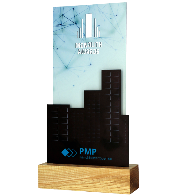 Statuetka PMP Monolith Awards to połączenie kilku warstw metalu umieszczonego na drewnianej podstawie - bok