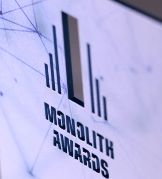 Statuetka PMP Monolith Awards to połączenie kilku warstw metalu umieszczonego na drewnianej podstawie - detal wycięcie
