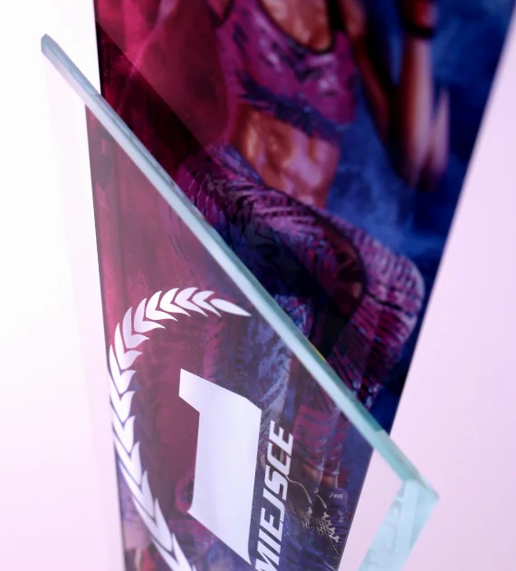 Statuetka Puchar Polski w Aerobiku Sportowym to połączenie dwóch warstw szkła z kolorowym nadrukiem - detal