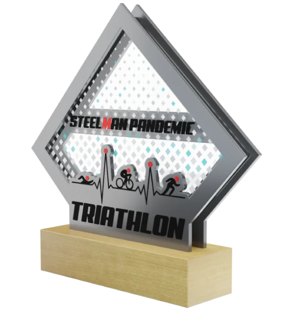 Statuetka SteelMan Pandemic Triathlon wykonana z połączenia szkła, metalu oraz drewna - bok