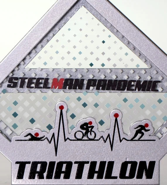 Statuetka SteelMan Pandemic Triathlon wykonana z połączenia szkła, metalu oraz drewna - detal przód