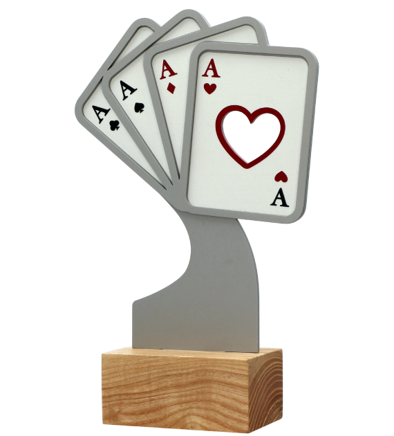 Statuetka na Turniej Karciany została wykonana z metalu wyciętego w kształcie kart do gry - bok