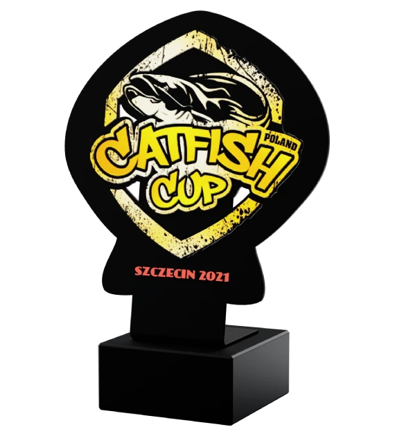Statuetka Catfish Cup wycięta z metalu w kształt ryby i umieszczona na marmurowej podstawie - bok