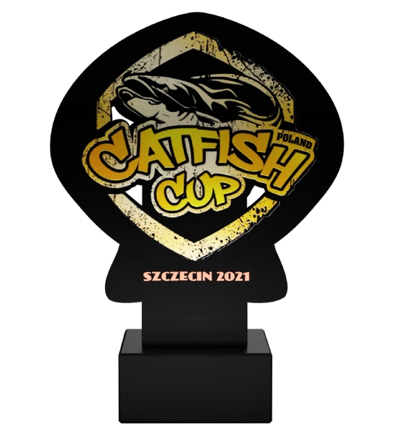 Statuetka Catfish Cup wycięta z metalu w kształt ryby i umieszczona na marmurowej podstawie - przód