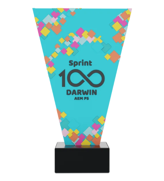 Statuetka Sprint 100 Darwin z wyrazistą grafiką i o charakterystycznym kształcie umieszczona na marmurowej podstawie - przód
