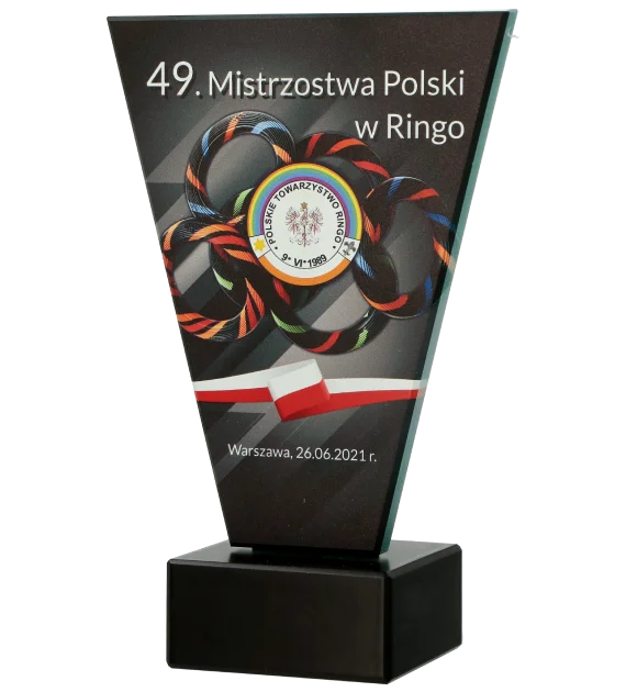 Statuetka na 49. Mistrzostwa Polski w Ringo w kształcie litery V to połączenie szkła oraz marmurowej podstawy - bok