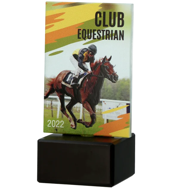 Statuetka Club Equestrian to klasyczna statuetka niewielkich rozmiarów w nowoczesnej formie - bok