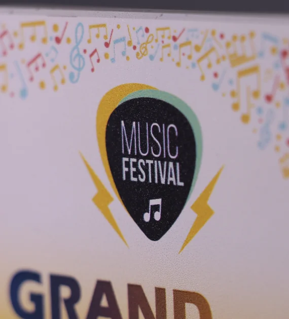 Statuetka Music Festival o niewielkim kształcie i prostokątnej formie - detal logo