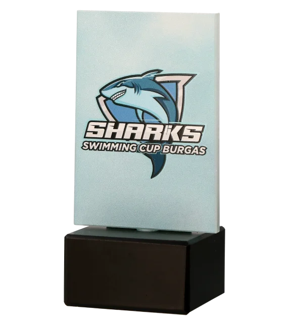 Statuetka Sharks Swimming Cup Burgas to pływacka statuetka o prostokątnym kształcie i filigranowej formie - bok