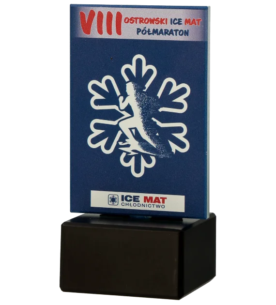 Statuetka VIII Ostrowski ICE MAT Półmaraton to kolorowa statuetka umieszczona na eleganckiej marmurowej podstawie - bok