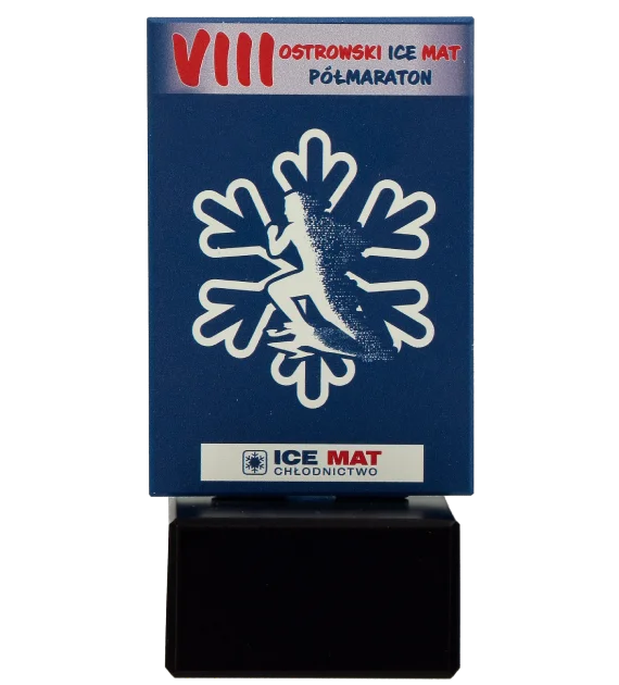 Statuetka VIII Ostrowski ICE MAT Półmaraton to kolorowa statuetka umieszczona na eleganckiej marmurowej podstawie - przód