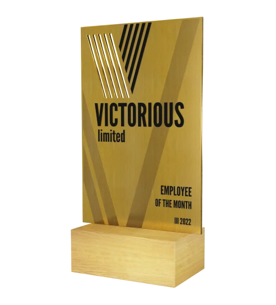 Statuetka Victorious to elegancka statuetka wykonana z metalu i drewna - bok