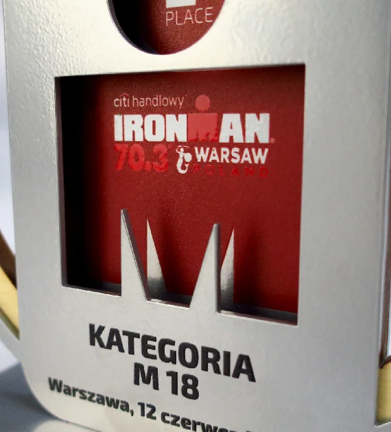 Statuetka na IronMan 70.3 Warsaw wykonana z kilku warstw drewna oraz metalu wyciętego w okrągły kształt - detal 2