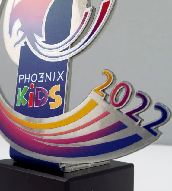 Statuetka Phoenix Kids 2022 wykonana za pomocą wycinania laserowego o ciekawym kształcie i wyrazistych kolorach - detal 2