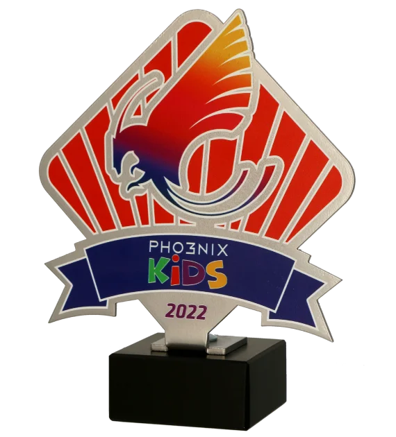Statuetka na Phoenix Kids o ciekawym kształcie z kolorowym, wyrazistym nadrukiem z logo organizatora - bok
