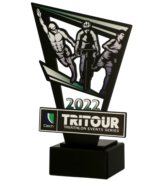 Statuetka Tri Tour wykonana z metalowego panelu wyciętego w ciekawy kształt nawiązujący do trójkąta z kolorowym nadrukiem o motywie triathlonowym - bok