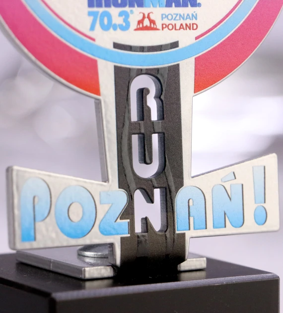 Nowoczesna statuetka na IronMan 70.3 Kids Poznań wykonana z metalu ciętego za pomocą lasera - detal 2