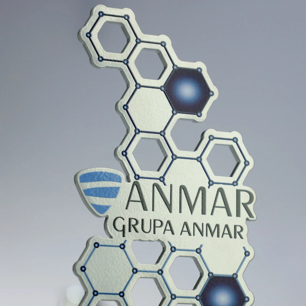Statuetka na 25-lecie Anmar wykonana z metalu ciętego laserem o oryginalnym kształcie z geometrycznymi zdobieniami - detal 1