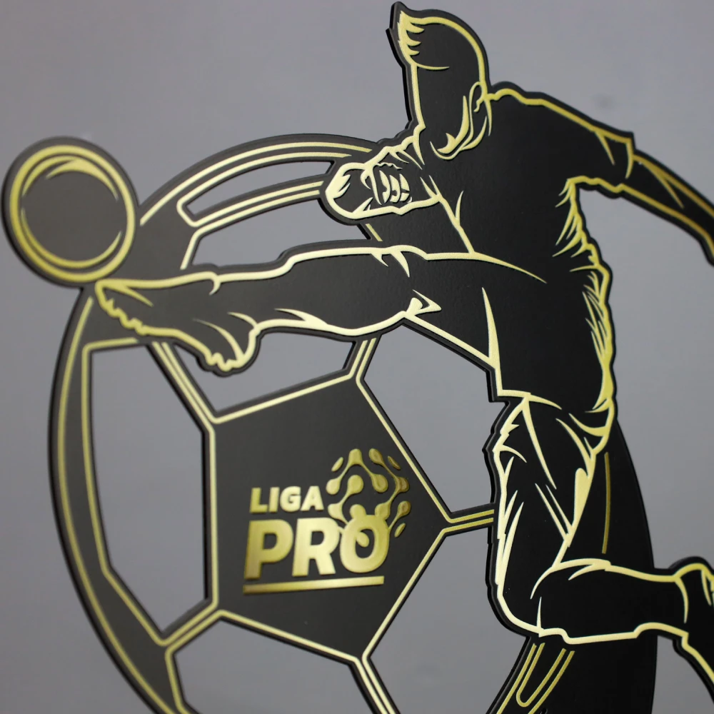 Statuetka Czarno - Złota w Kształcie Piłki i Piłkarza Kopiącego Piłkę na Pro Liga