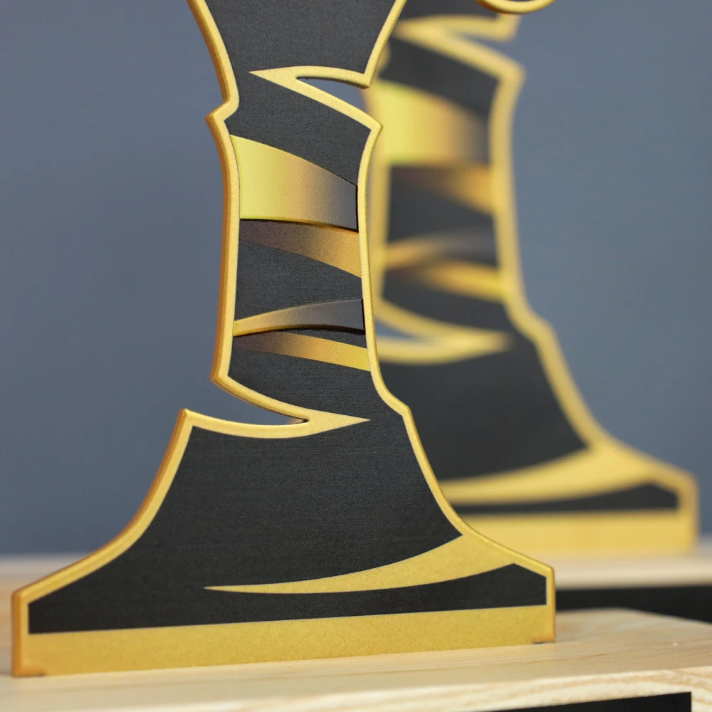 Statuetka Czarno - Złota w Kształcie Pucharu Na Drewnianej Podstawie