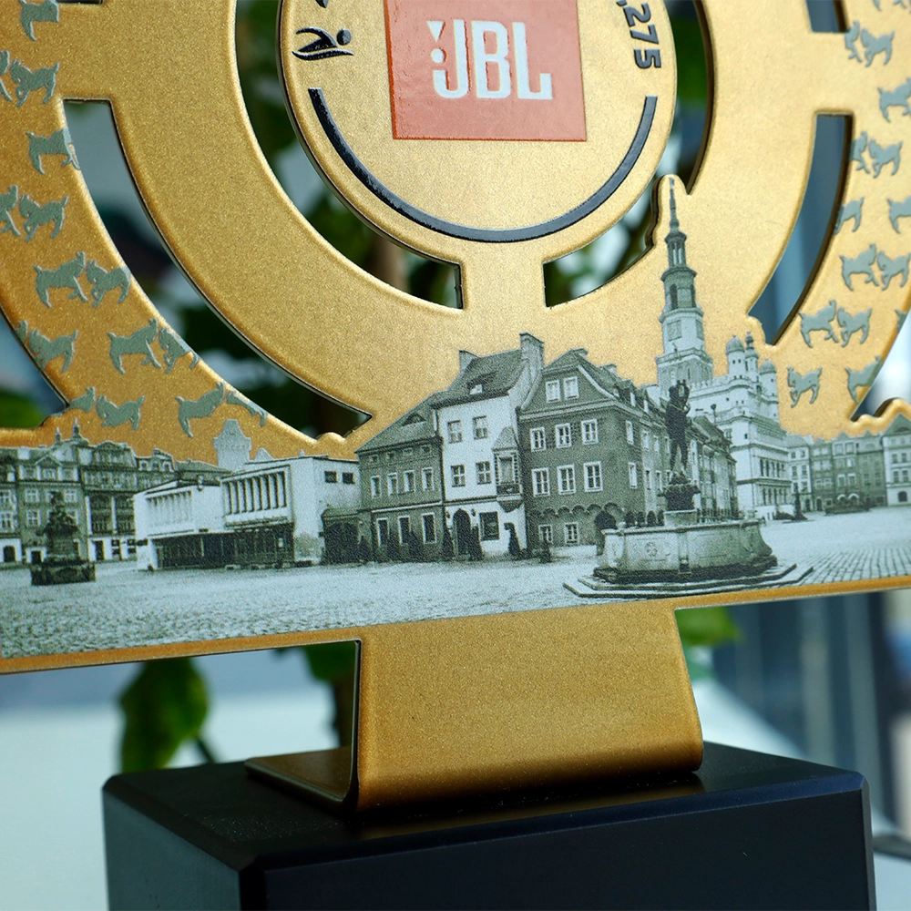Złota statuetka na JBL Triathlon Poznań z ażurami i kolorowym nadrukiem_3